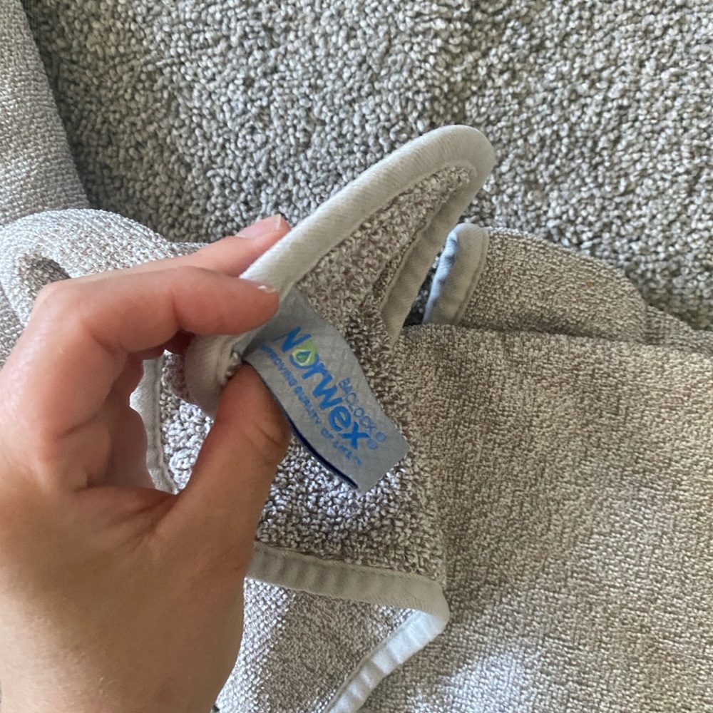 Norwex Oatmeal Colored Bath/Hand Towel Set - Picture 3 of 4